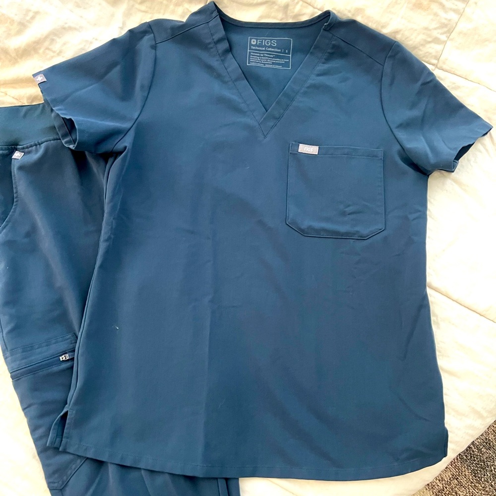 Women’s Figs Scrub Set, top S, bottom M